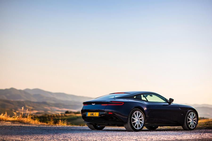  Aston Martin DB11 2016 года  (WW) (фото 7 из 41)